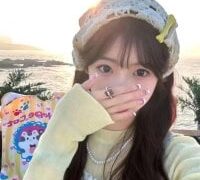 Adult webcam host Bella-999 at Stripchat