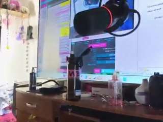 Adult webcam host elissecinnamon at   Camsoda