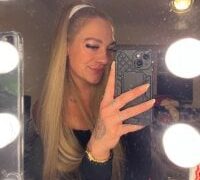 Adult webcam host LizzyLush_ at Stripchat