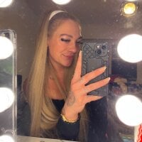 Adult webcam host LizzyLush_ at Stripchat