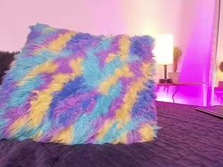 Live nude cam model emycross on Camsoda