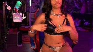 Live nude cam model lovenzia on Camsoda