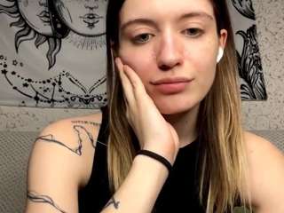 Live nude cam model saanviconti on Camsoda