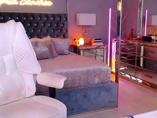 Live nude cam model theofficialsophiasanchez on Camsoda