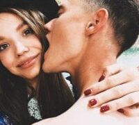 Live nude cam model VIKITOMMY on Stripchat