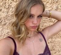 Live nude cam model Ellakalinin00 on Stripchat