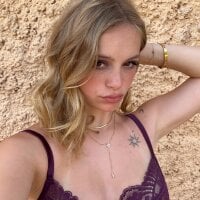 Live nude cam model Ellakalinin00 on Stripchat