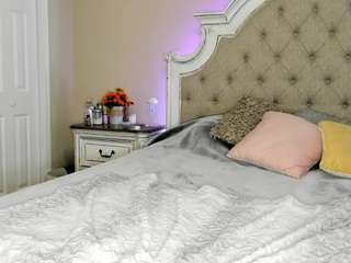 Live nude cam model kennasavage on Camsoda