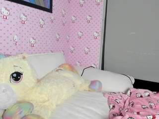 Live nude cam model naomisimone on Camsoda