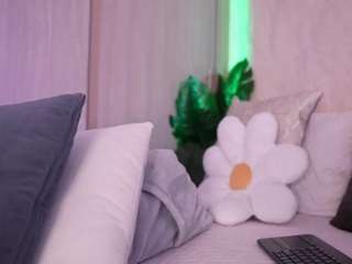 Live nude cam model emilybell on Camsoda