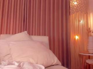 Adult webcam host daphne-walton at   Camsoda