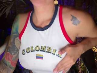 Live nude cam model anastaxialynn on Camsoda