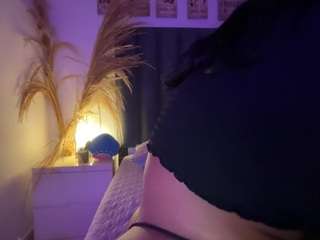 Live nude cam model dianelllefoxter on Camsoda